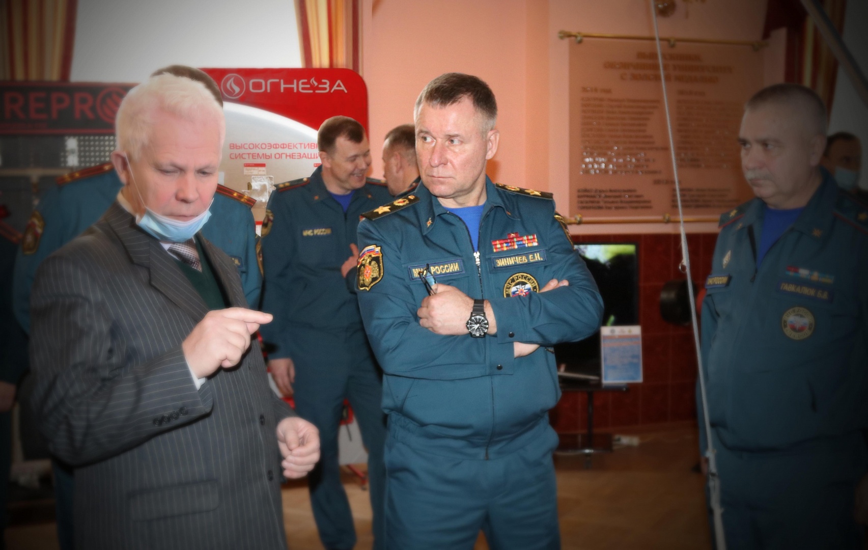 12.02.2021 Глава МЧС Евгений Зиничев посетил экспозицию с участием «Огнезы» 12.02.2021 Глава МЧС Евгений Зиничев посетил экспозицию с участием «Огнезы»