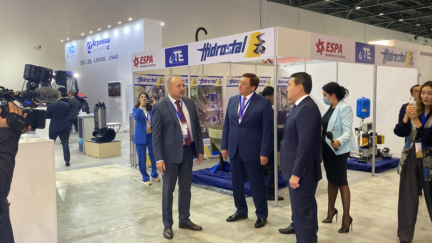 Премьер-министр Казахстана посетил выставку KAZAKHSTAN INDUSTRY WEEK 2022 с участием “Огнезы”