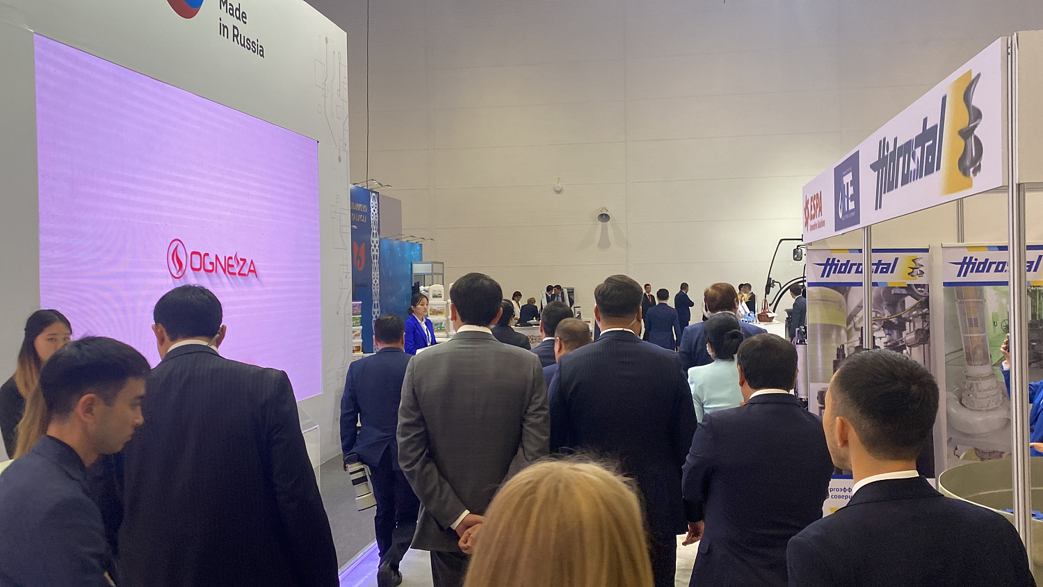 Премьер-министр Казахстана посетил выставку KAZAKHSTAN INDUSTRY WEEK 2022 с участием “Огнезы”