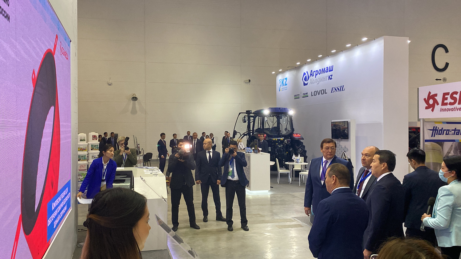 Премьер-министр Казахстана посетил выставку KAZAKHSTAN INDUSTRY WEEK 2022 с участием “Огнезы”